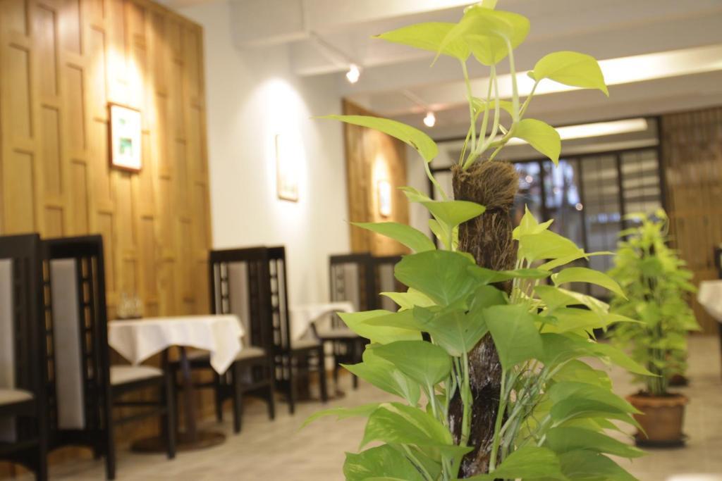 Baan Dinso Hostel@Ratchadamnoen Bangkok Buitenkant foto