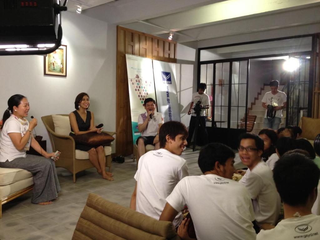 Baan Dinso Hostel@Ratchadamnoen Bangkok Buitenkant foto