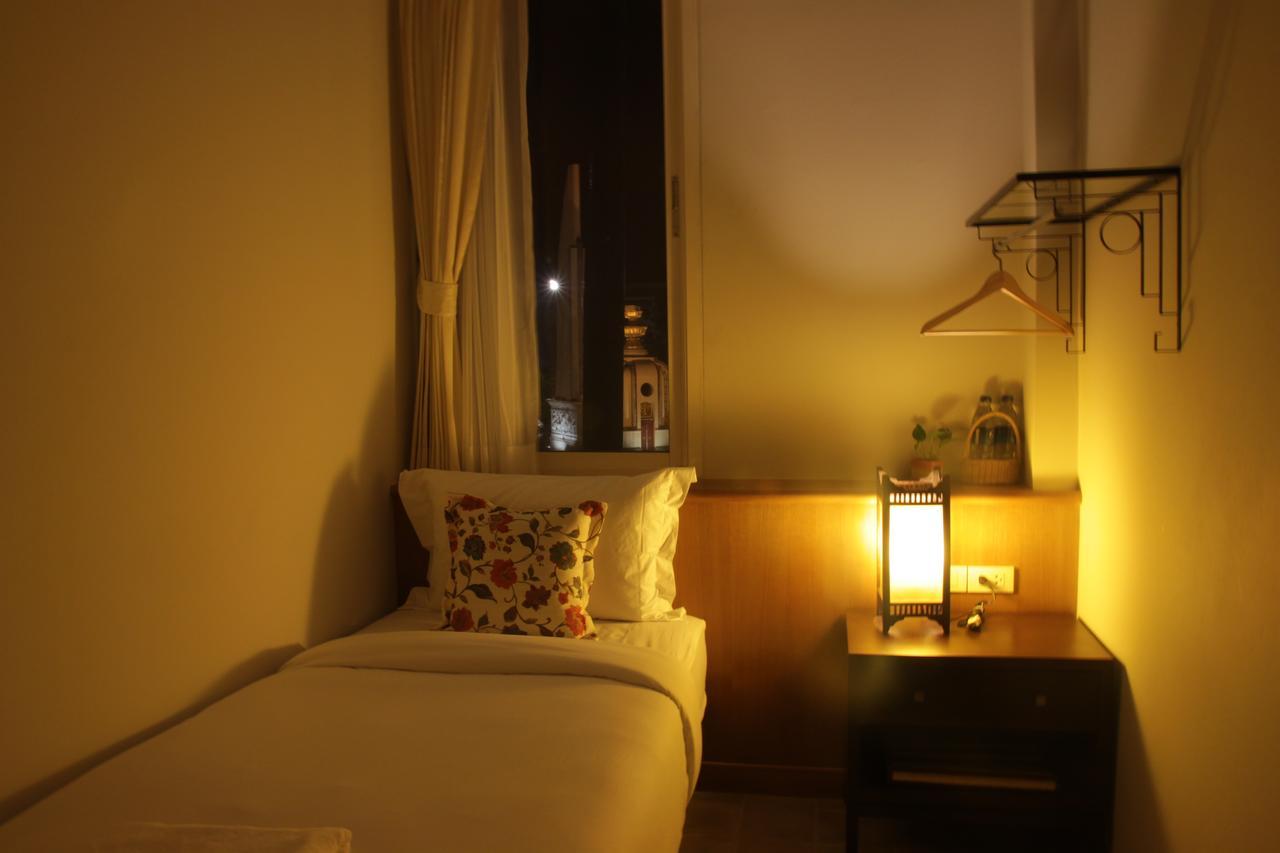 Baan Dinso Hostel@Ratchadamnoen Bangkok Buitenkant foto