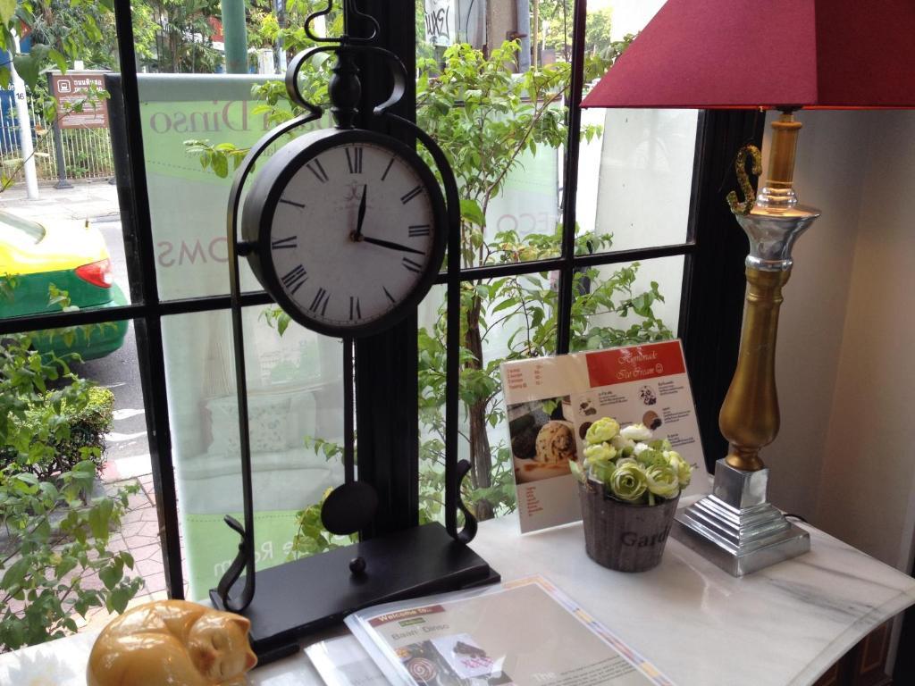 Baan Dinso Hostel@Ratchadamnoen Bangkok Buitenkant foto